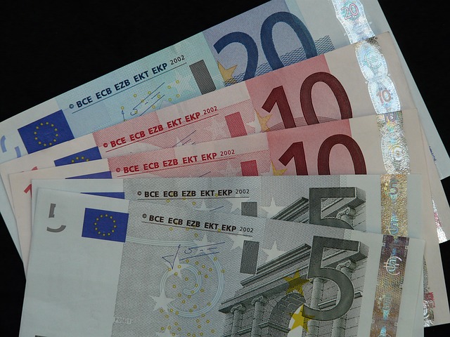 Euro stlačené na 1,1004 dolára. Čo sa včera stalo?
