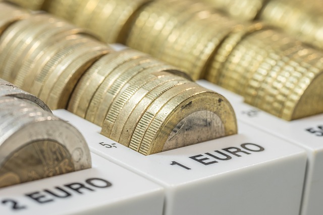 Rozkolísané euro sa naďalej drží nad 1,12 USD